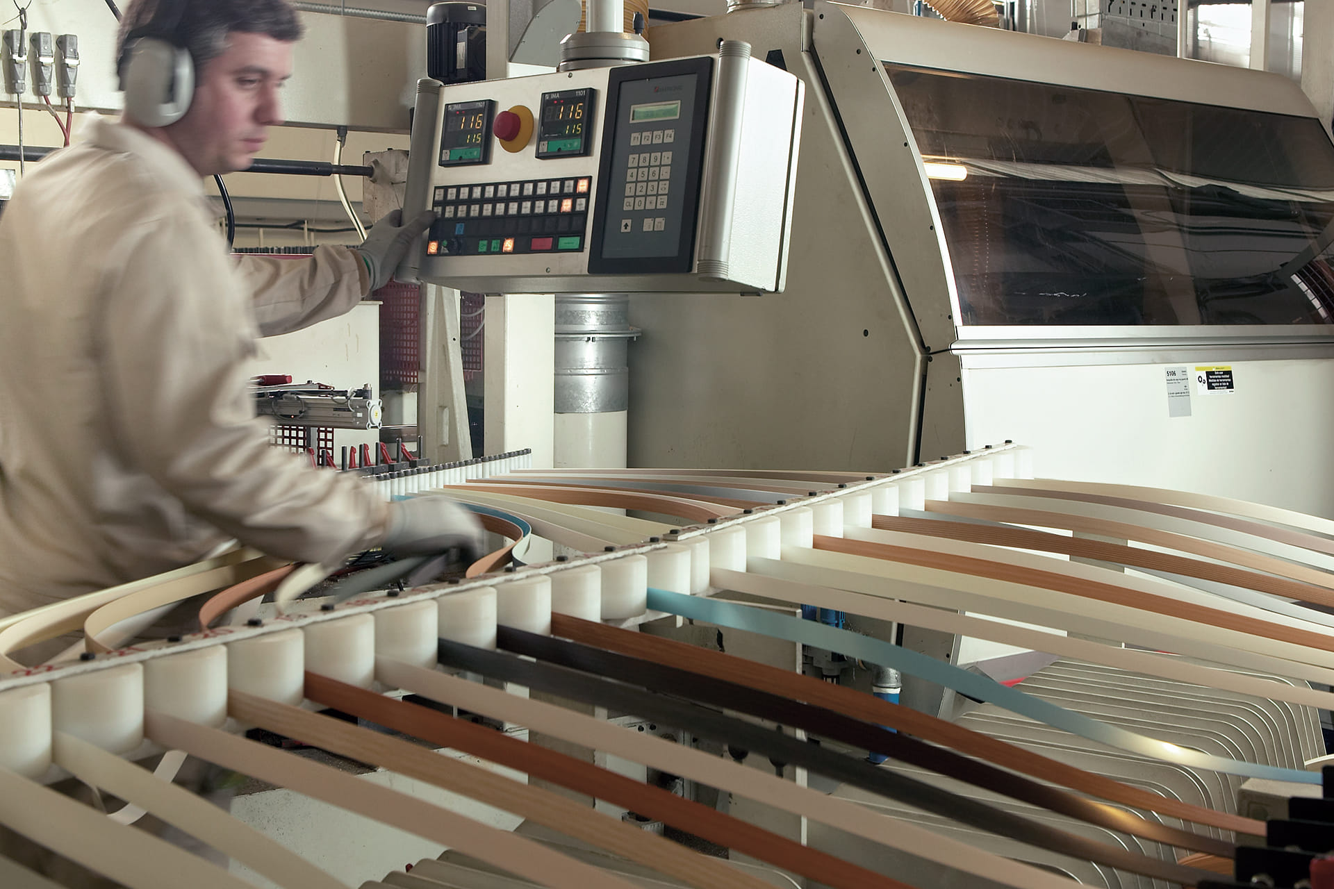 Quality controls for Santos kitchens: edge banding and edge-banded items